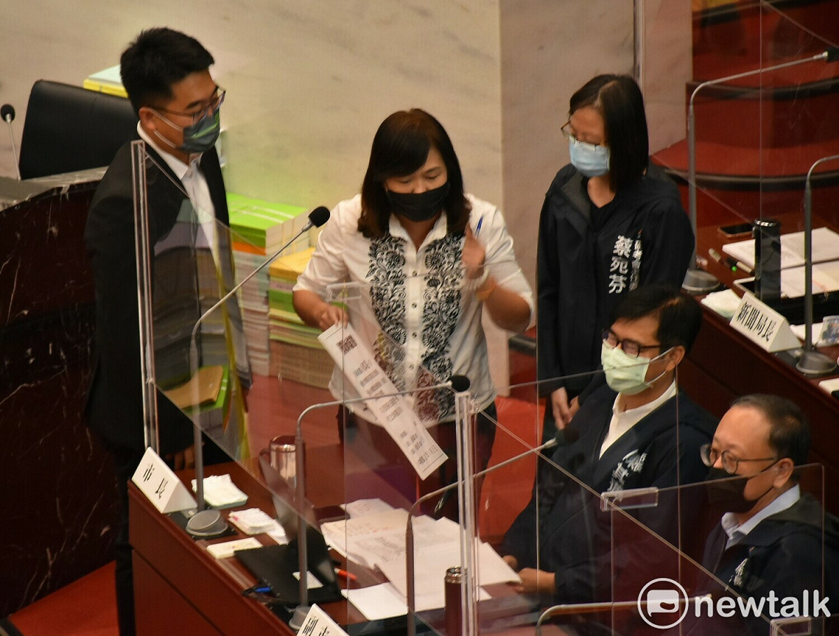 陳若翠(左二)拿辭職承諾書要陳其邁簽字。 圖：孫家銘攝