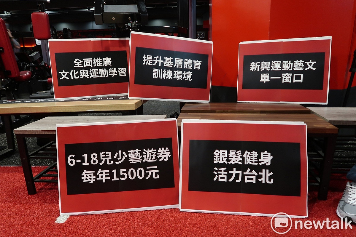 陳時中競總帶了五大政策看板。 圖：林朝億/攝