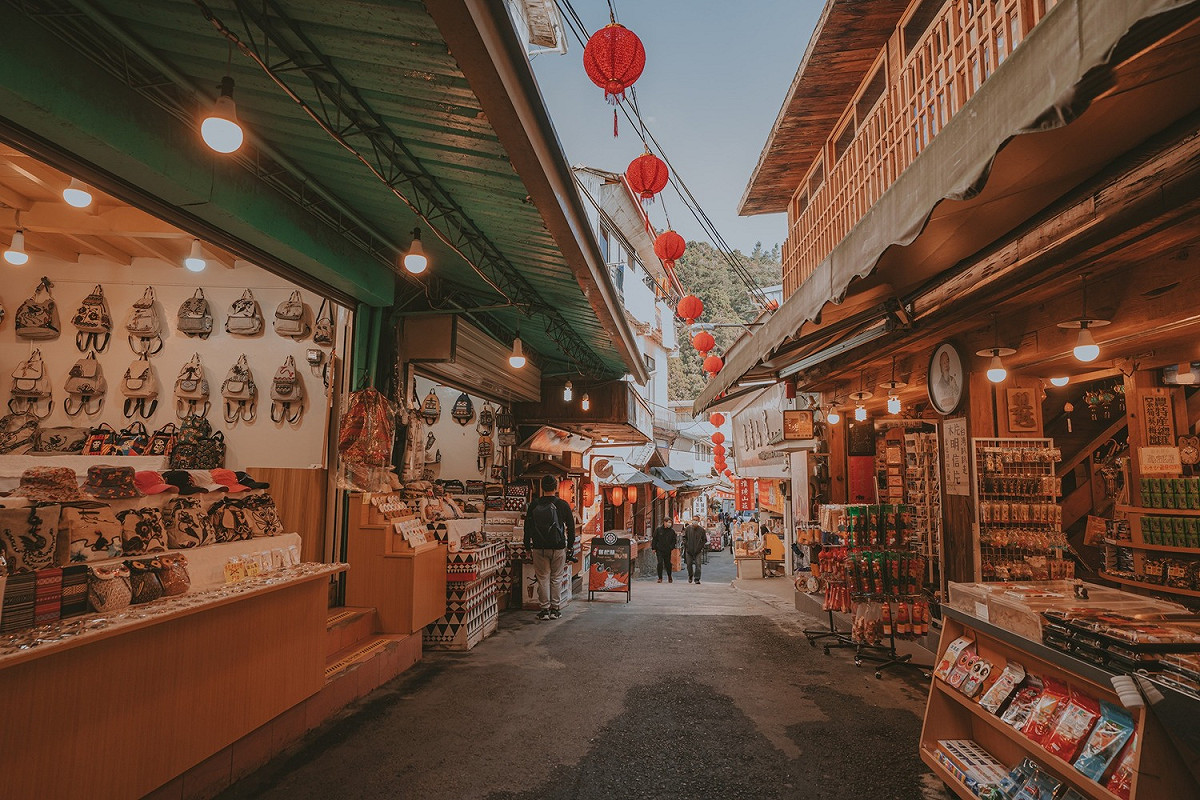 旅客可以悠遊於奮起湖老街與肖楠母樹下，盡情享受大自然。 圖：阿里山國家風景區管理處／提供