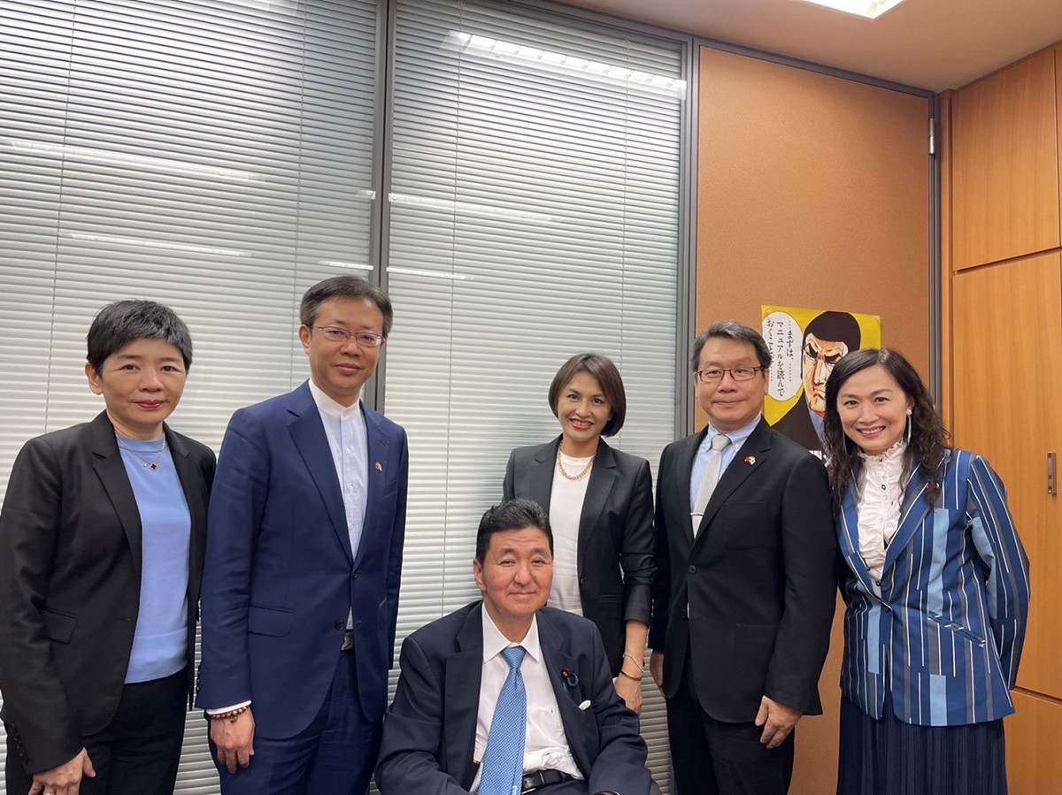 立法院台日交流聯誼會副會長邱議瑩率隊訪問日本內閣總理大臣輔佐官岸信夫。 圖: 翻攝自邱議瑩臉書