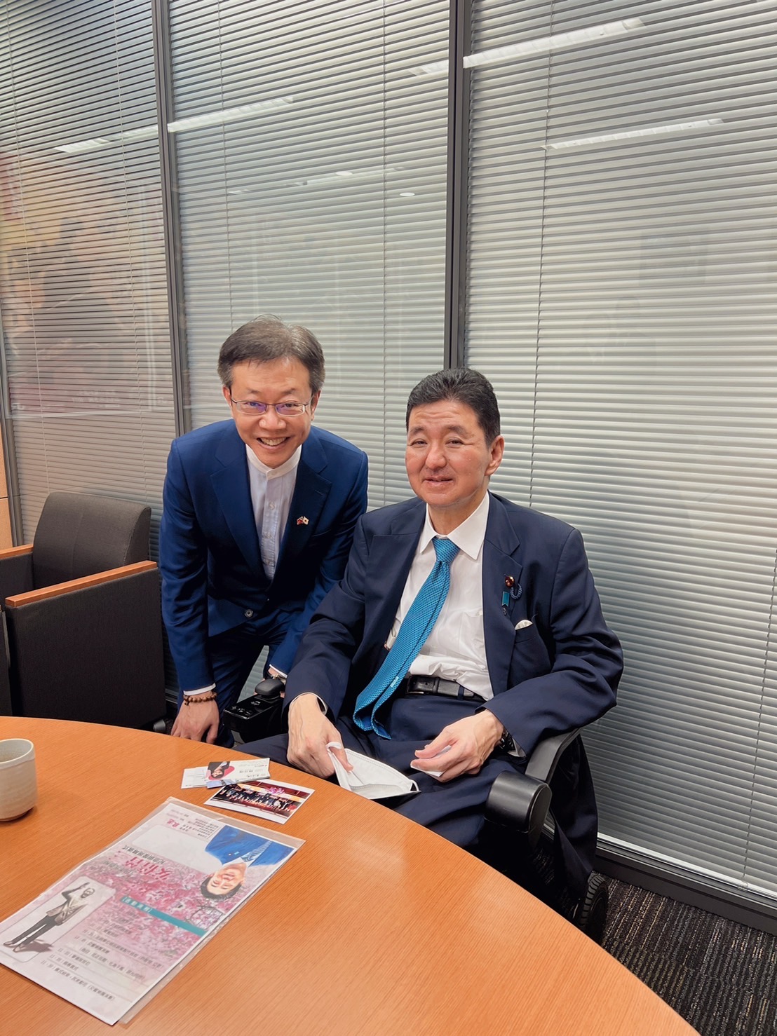 立委張宏陸(左)與岸信夫(右)。 圖:翻攝自張宏陸臉書