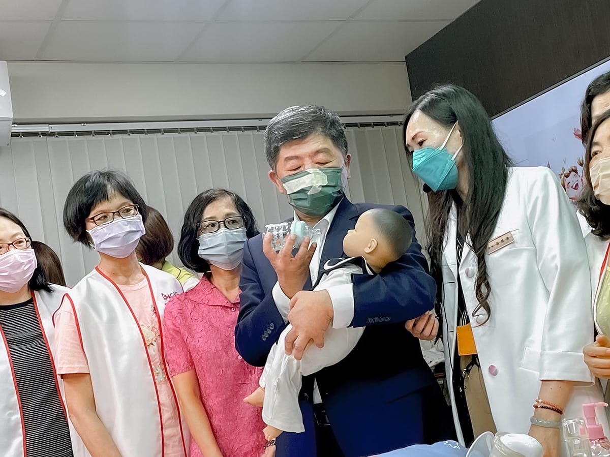 陳時中抱小孩體驗月嫂。 圖:陳時中臉書