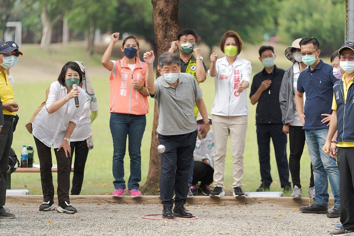 陳時中在天母運動公園玩法式滾球。 圖：陳時中臉書