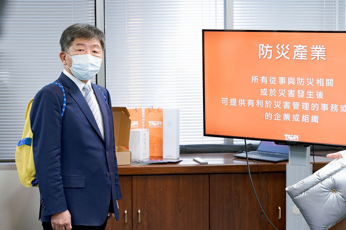 陳時中到天氣風險公司，針對北市可能面臨的氣象災害與防範，聆聽極端氣候的相關簡報。 圖:陳時中臉書