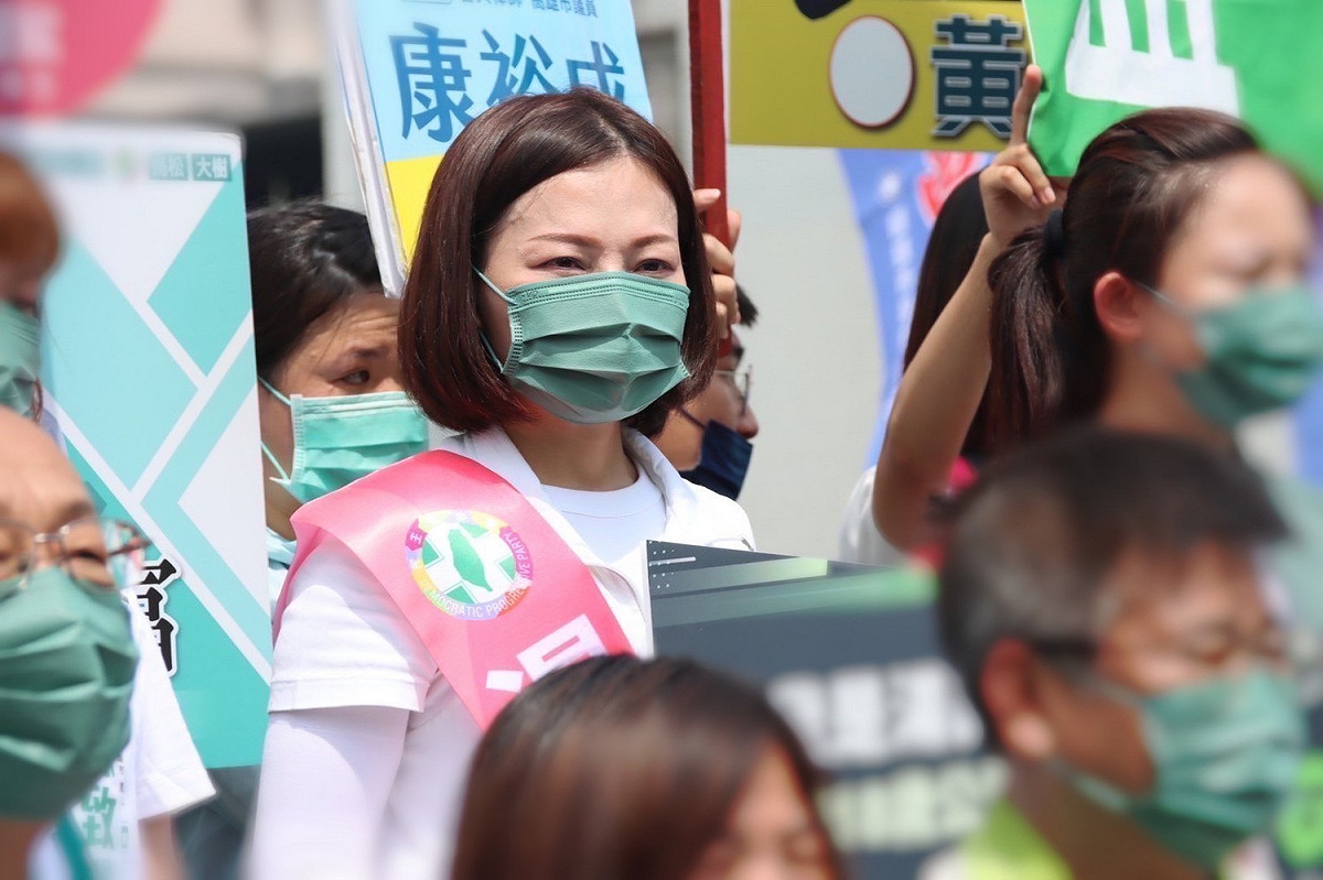 湯詠瑜勸陳若翠不要從頭到尾只會說台積電「黑箱作業」。 圖：邁盟提供