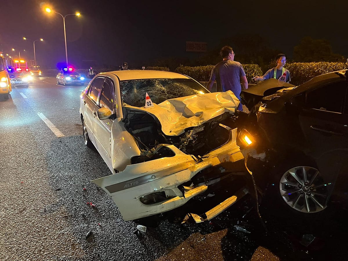 最後方的白色小客車車體嚴重毀損。 圖:翻攝自台南道路救援人員張家班臉書