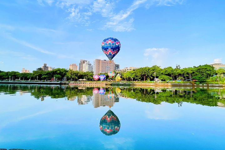 「2022高雄愛．月熱氣球」結束高雄月世界場次，輪到愛河接棒，即日起至25日登場。 圖：高雄市政府觀光局／提供