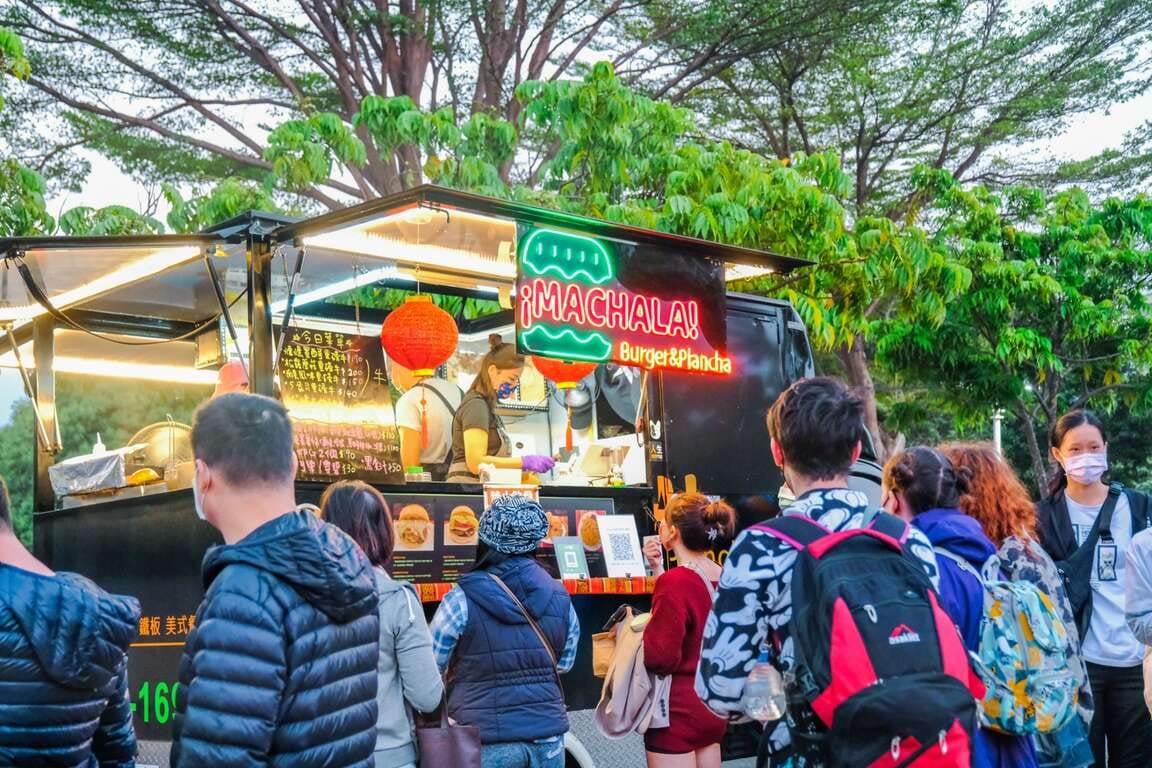 假日有美食市集活動，甚至台北「週末炸雞俱樂部」、高雄「耶魯小鎮」等知名餐飲品牌都現身。 圖：翻攝自高雄旅遊網