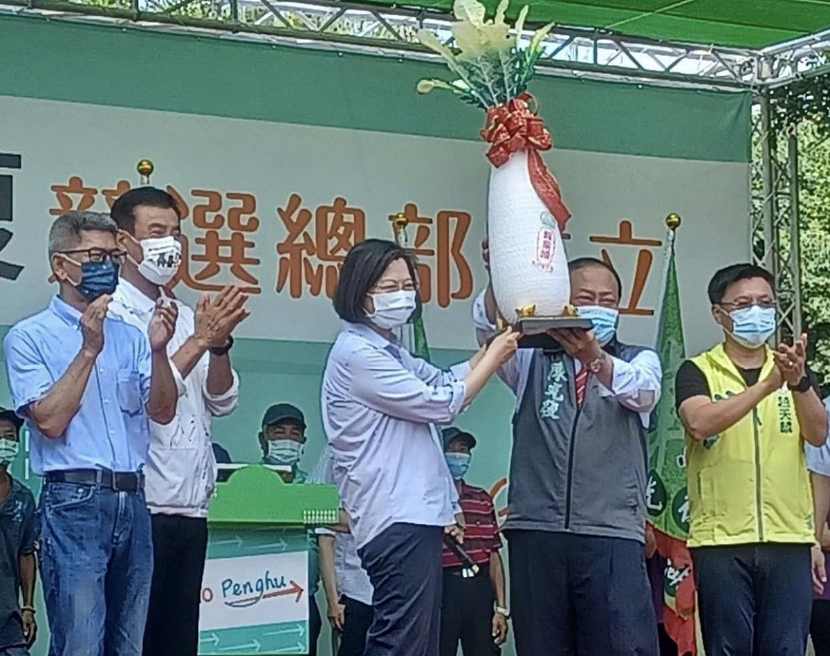 總統蔡英文贈送好彩頭預祝陳光復順利當選，盛讚陳光復用頭腦在做事。 圖: 翻攝自立委楊曜Yangyao臉書