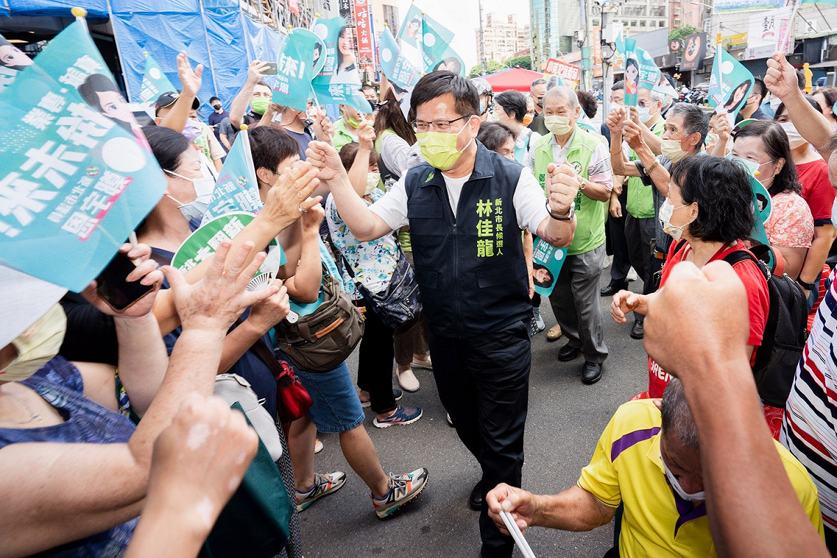 林佳龍和鄭宇恩聯合競總成立，支持民眾夾道歡迎。 圖：林佳龍競辦／提供