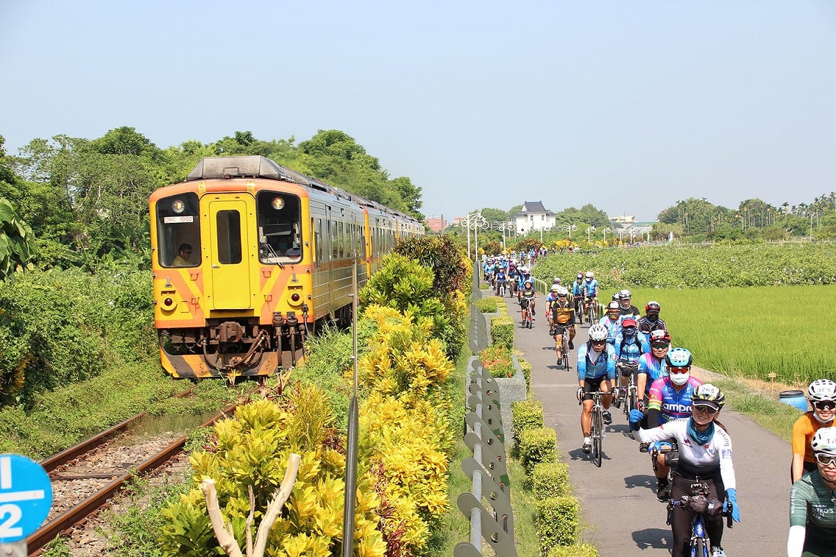 車友們追到火車，十分興奮。 參山處/提供