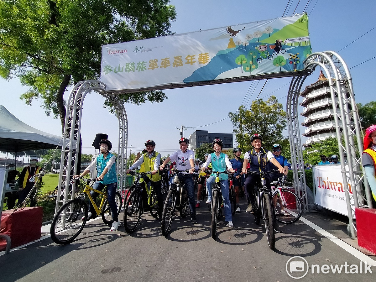 交通部觀光局副局長周廷彰等人帶頭領騎。 唐復年/攝