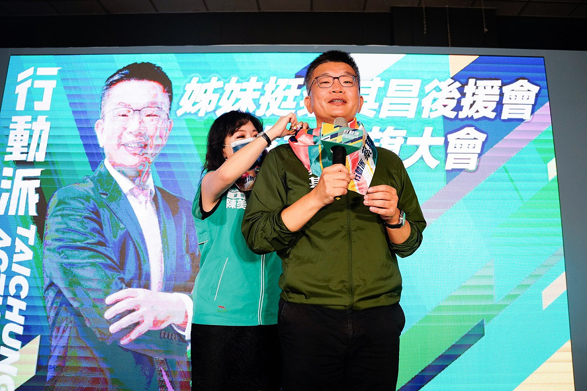 蔡其昌繫上姊妹後援會特製的絲巾。 蔡其昌競選總部/提供