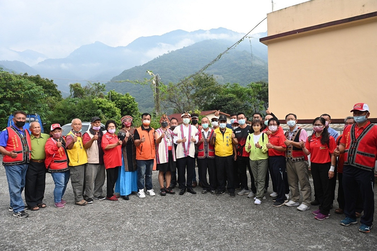 桃源區原民感謝陳其邁(中)任內對於原區的努力付出。 圖：賴文德議員服務處提供