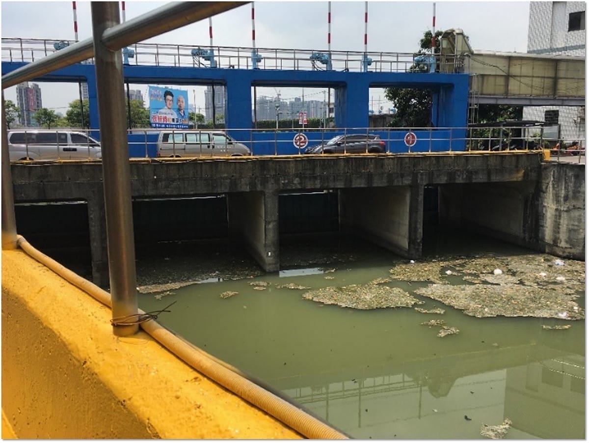 瓦磘溝改善前的髒臭情形。 圖：新北市水利局提供