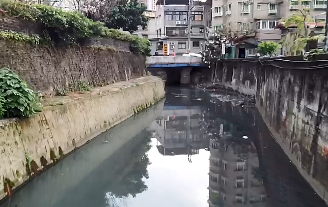 瓦磘溝上游渠道改善前又臭又髒。 圖：新北市水利局提供