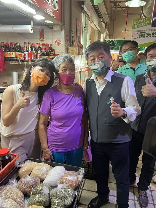 陳時中在高嘉瑜陪同下赴內湖737巷、西湖市場掃街拜票，被視為直搗無黨籍北市長參選人黃珊珊的本命區。 圖：擷自高嘉瑜臉書