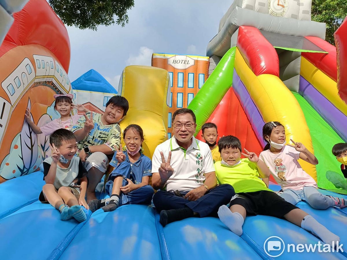陳金鐘在東智里陽光公園舉行第一場親子活動，提供氣球城堡、迷你馬等遊憩設施供孩童玩樂，吸引約500名市民帶著小朋友前來參與，現場充滿親子同樂的笑聲，參與民眾十分肯定主辦單位的用心。 圖：黃博郎／攝