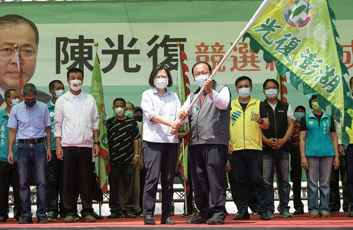 民進黨澎湖縣長候選人陳光復競選總部17日舉行成立大會，蔡英文偕前立法院長蘇嘉全、立委楊曜、趙天麟、林楚茵、台北市議員阮昭雄等人到場力挺。 圖：陳光復競選辦公室提供