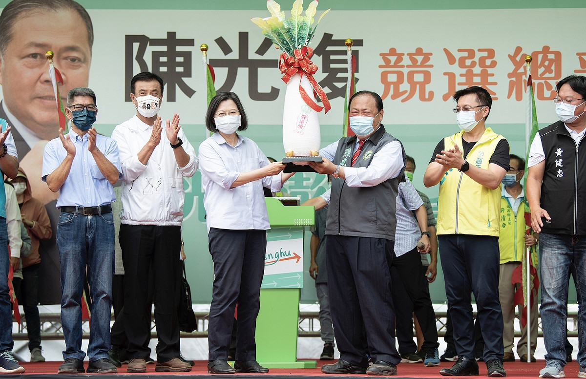 總統蔡英文在周末奔走民進黨候選人輔選場合，引來國民黨批判。 圖：陳光復競選辦公室提供