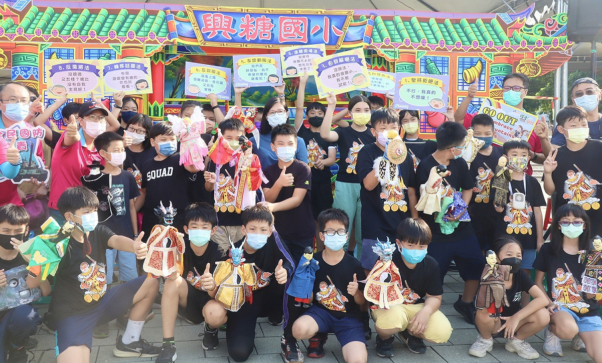 高雄市政府教育局今(17)日傍晚在文化中心廣場舉行全民國防「布」藝漾-高雄巿三級學校傳統布袋戲匯演公益活動，現場有4校帶來難得一見的校園布袋戲大PK。 圖：高雄市政府提供