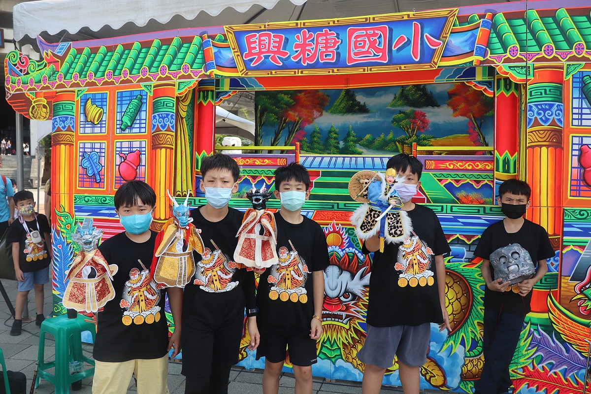 高雄市政府教育局今(17)日傍晚在文化中心廣場舉行全民國防「布」藝漾-高雄巿三級學校傳統布袋戲匯演公益活動，現場有4校帶來難得一見的校園布袋戲大PK。 圖：高雄市政府提供