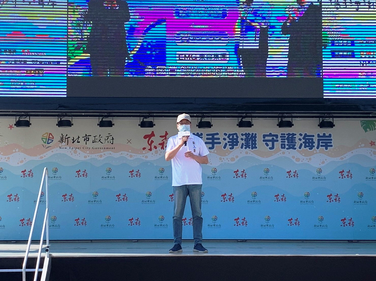劉和然特別前往淨灘活動現場共襄盛舉。 圖：新北市環保局提供