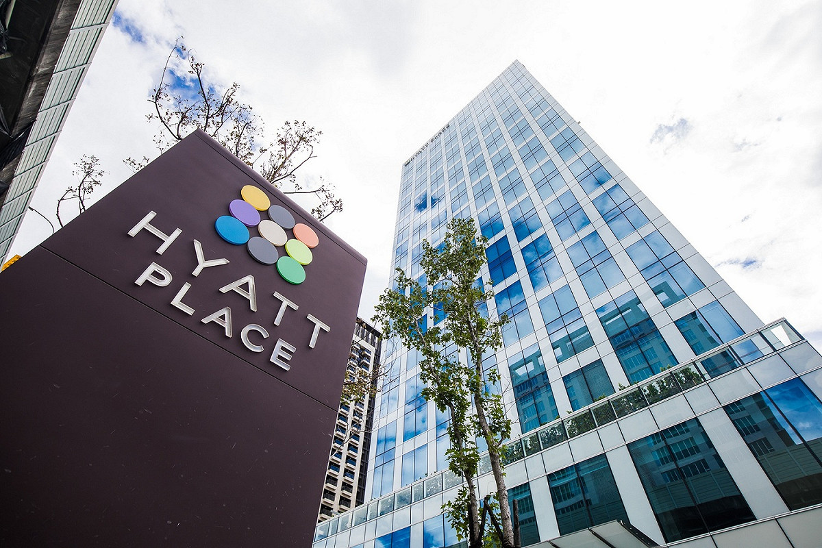 「Hyatt Place凱悅嘉軒」國際品牌飯店終落腳新莊，新莊凱悅嘉軒酒店地上21層、地下4層的華麗建物，提供280間客房、文創及展演空間。 圖：新北市經發局提供