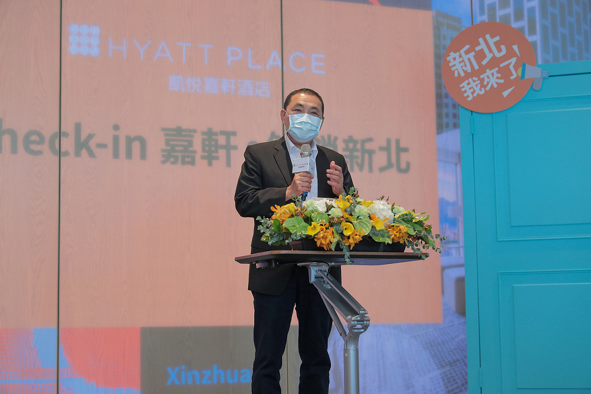 侯友宜表示，宏匯集團在新莊總共投入了近100億元 ，其中新莊嘉軒凱悅酒店與i-Tower投入了 超過50億元 ，帶動 5000個就業機會。 圖：新北市經發局提供