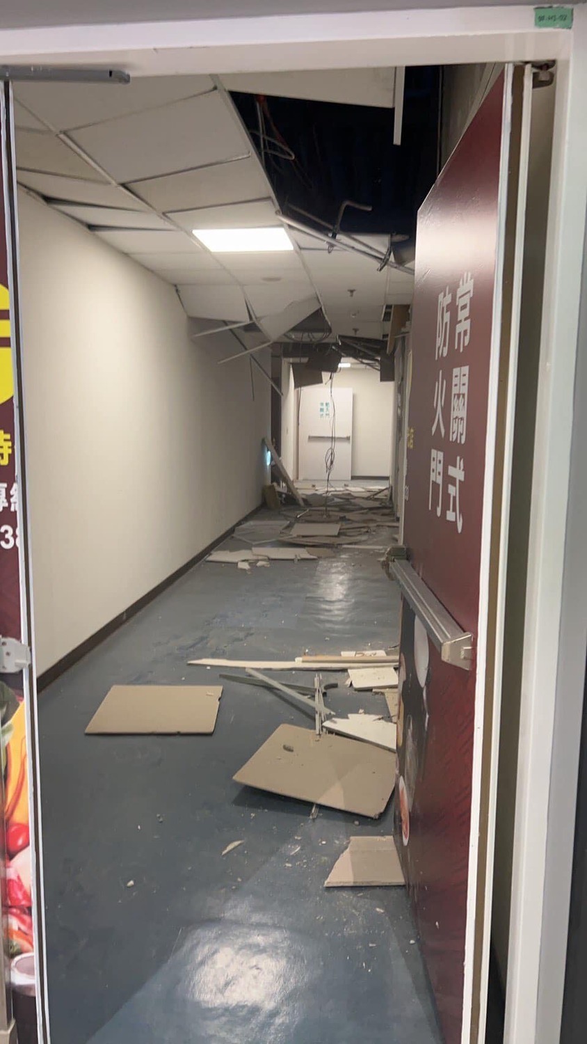 台東地震，高雄市震度5弱，夢時代廣場驚傳牆壁龜裂，天花板掉落。 圖：翻攝自高雄點臉書