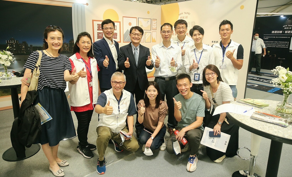 新北市政府團隊與展攤合影。 圖：新北市都更處提供