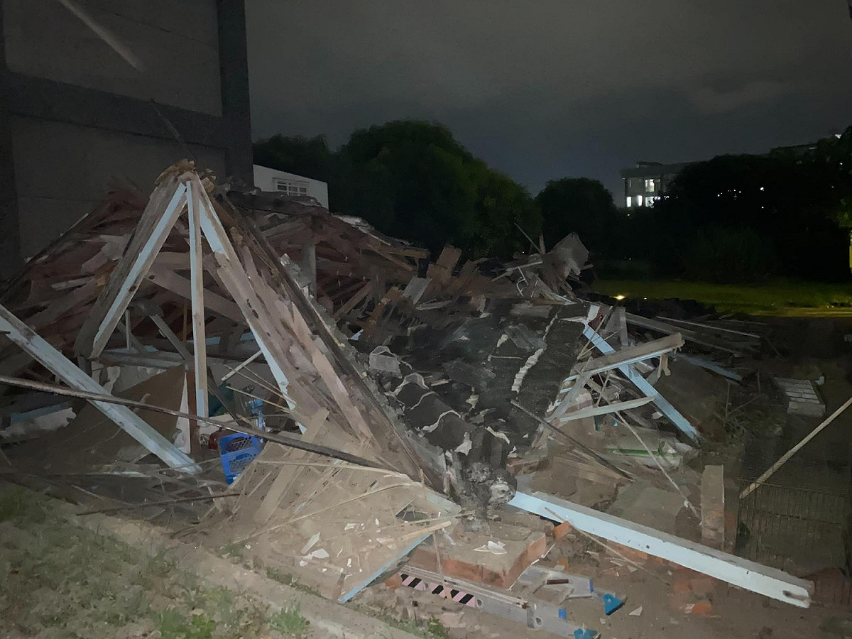 台東晚間大地震，由於屬於極淺層地震，台東最大震度6強，地震發生後，台東有老屋因此倒塌，所幸無人居住。 圖：翻攝自高雄市議員林智鴻臉書