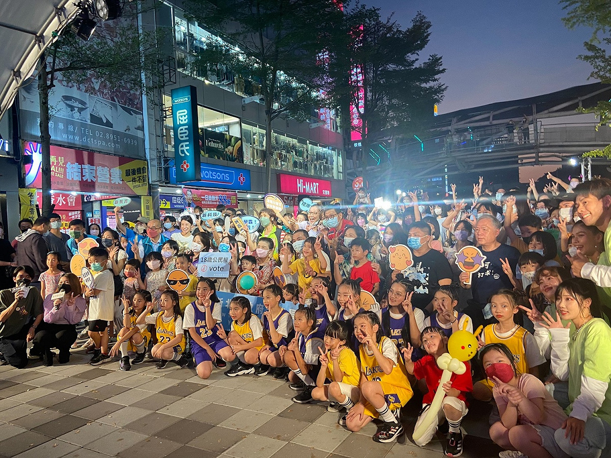 侯友宜與上千組親子在五新嘉年華活動同樂。 圖：新北市青年局提供