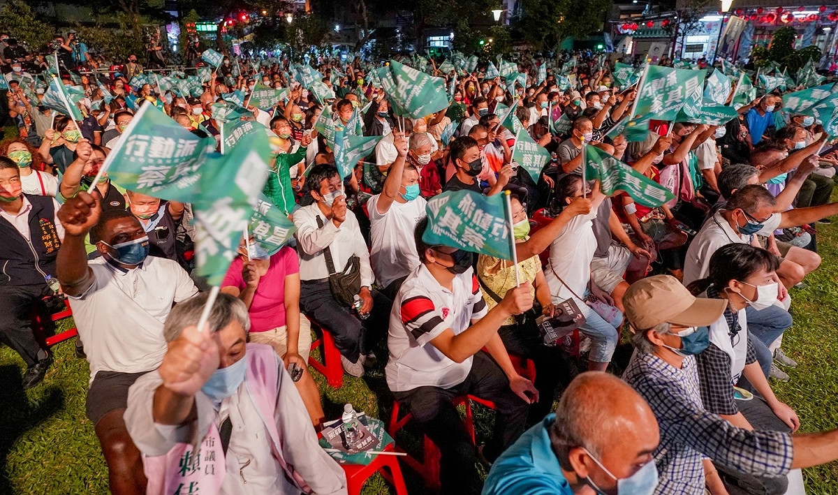 民進黨在北屯一德洋樓公園舉辦的「台中動起來 團結拚勝選」造勢晚會，超過3000位支持者擠滿現場展現氣勢。 蔡其昌競選總部/提供