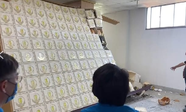 鹿野納骨塔塔位部份傾倒。 圖/台東縣政府提供