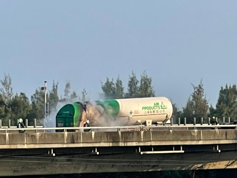 ▲台61線西濱快速道路，今（18）晨6點多於北上127K苗栗苑裡段發生一起火燒車事故，一輛液態氮槽車不明原因起火自燃，幸好沒有造成人員受傷。 圖／翻攝自記者爆料網