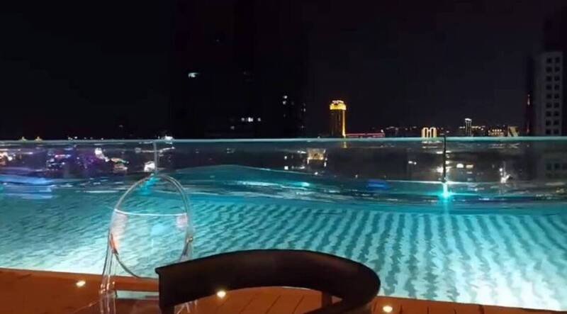 高雄承億酒店24樓泳池在地震時變海波浪。 圖:翻攝自記者爆料網