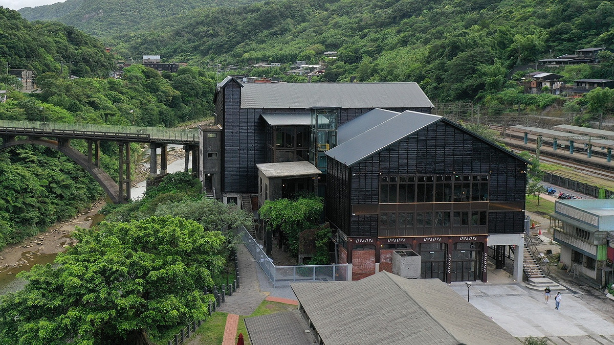從空中俯瞰瑞三整煤廠，新舊完美結合的建築物，展示猴硐礦業文史。 圖：新北市觀旅局提供