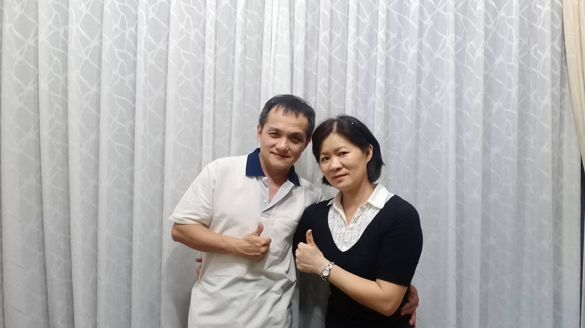 夫妻兩人先後參與新北市職訓中心「照顧服務員產訓合作專班」課程，成功從烘焙業轉行。 圖：新北市職訓中心提供