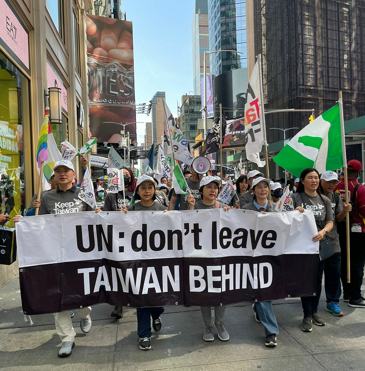 民進黨立委范雲、時代力量立委王婉諭在紐約街頭參與遊行，與大紐約地區的台灣人、支持台灣的國際友人一起訴求讓臺灣參與聯合國。 圖:翻攝自范雲臉書
