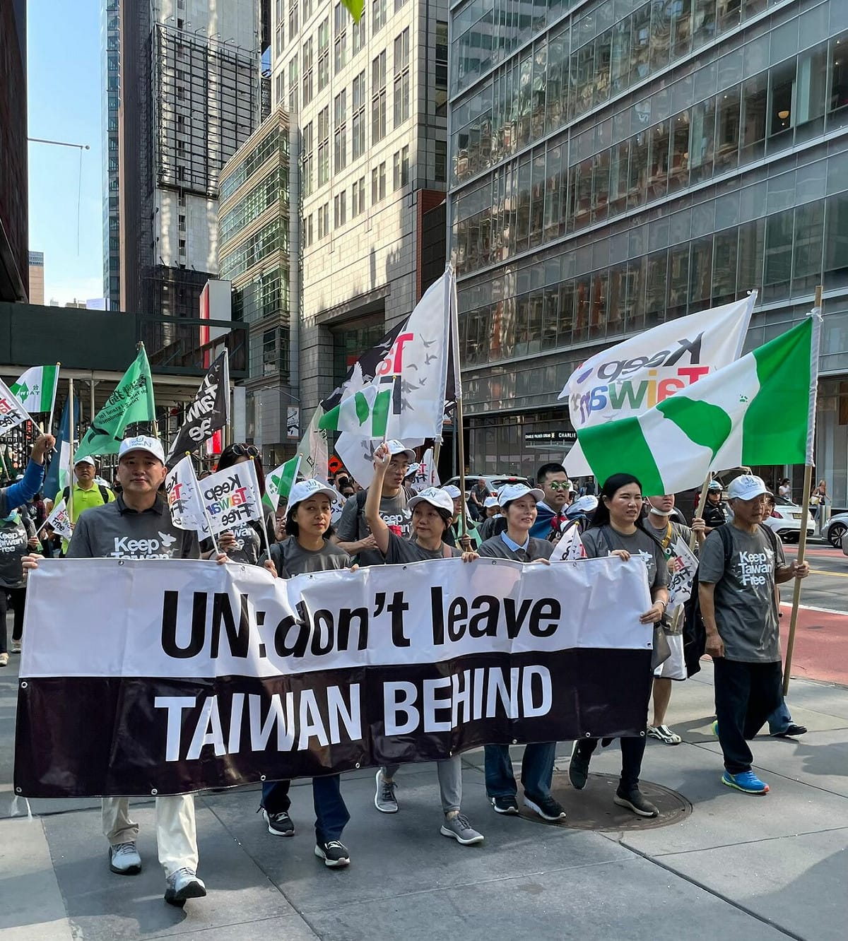 范雲、王婉諭及紐約台人、國際友人在街頭高呼「UN for Taiwan！Taiwan is a country！」。 圖:翻攝自范雲臉書