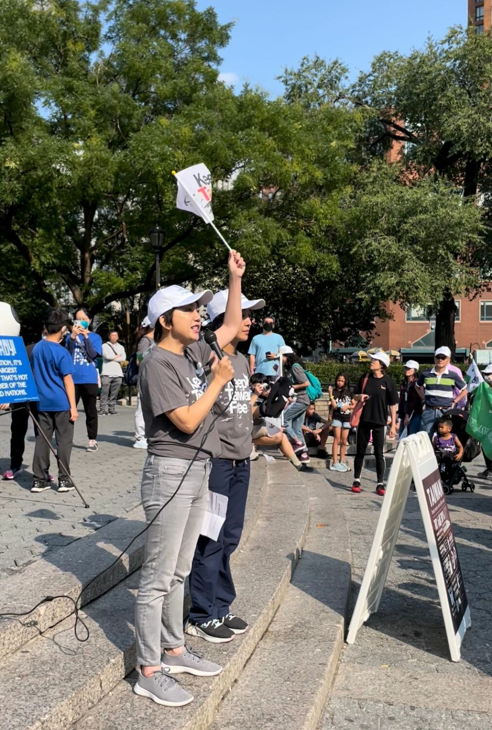 范雲在遊行終點用英文發表演說強調臺灣在民主自由、平權、經濟上的成就，訴求 UN 不要再把將近兩千四百萬人拒於門外。 圖:翻攝自范雲臉書