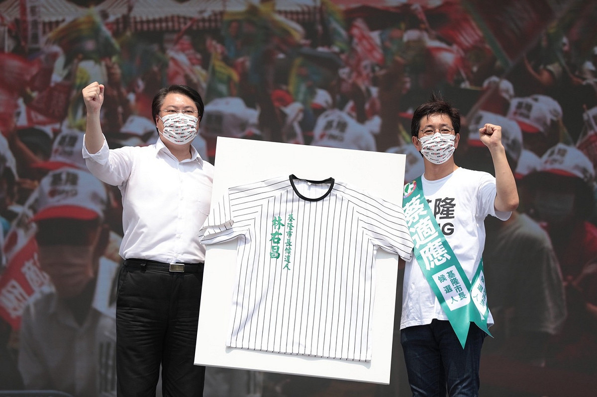基隆市長林右昌站台助選，拿出當年競選的戰服，表示將市政傳承給下一任市長。 圖：民進黨提供
