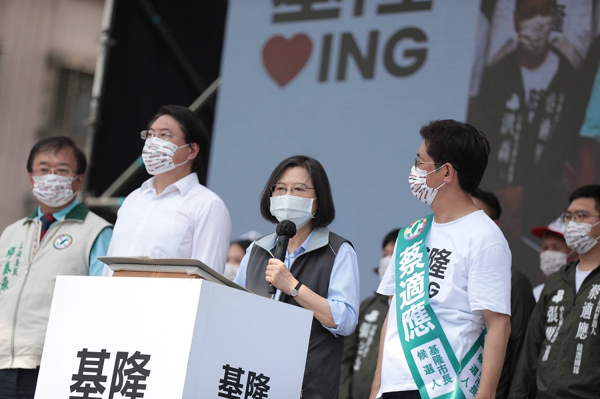 民進黨基隆市長候選人蔡適應競選總部成立大會，蔡英文為蔡適應站台輔選。 圖：民進黨提供