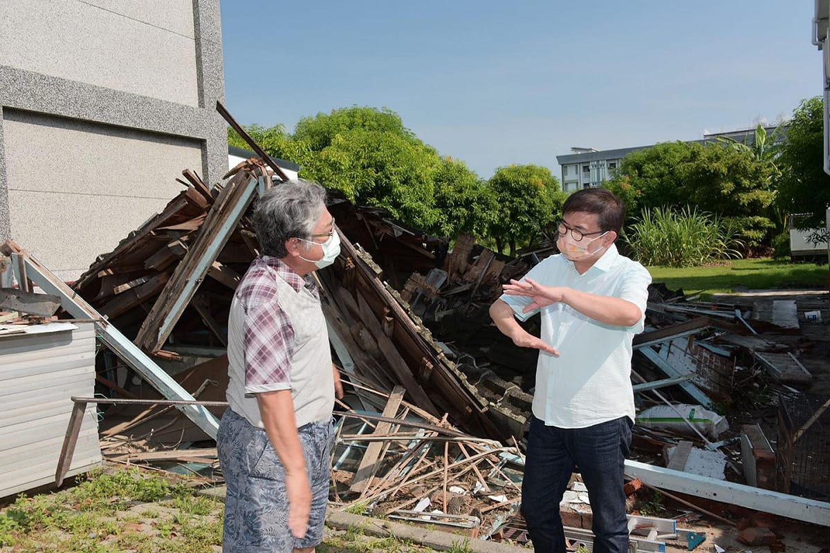 台東關山鎮陸續傳出災情，當地數間砂石場、碾米廠及雜貨店設備毀損、倒塌。台東縣長參選人劉櫂豪承諾將協調中央相關部會來支援全力協助，讓民眾損失降到最低。 圖：擷自劉櫂豪臉書
