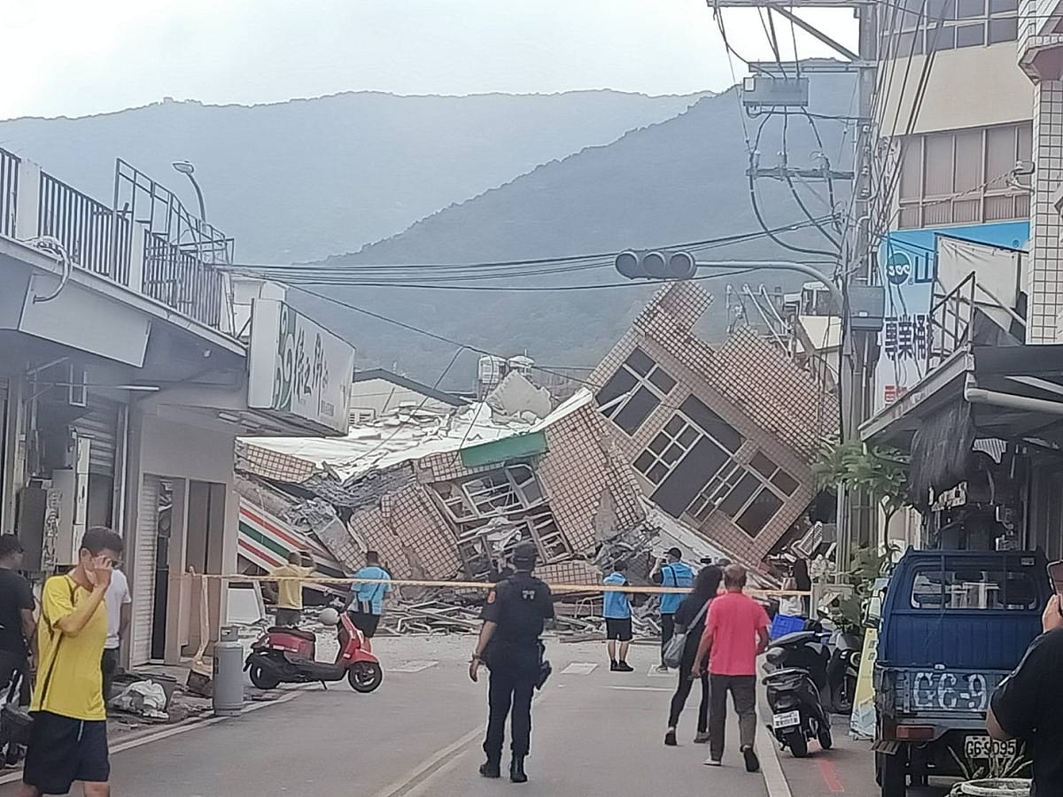 玉里中山路二段上一棟大樓下午倒榻，目前未傳傷亡，正待救援人員釐清。 圖：民眾提供