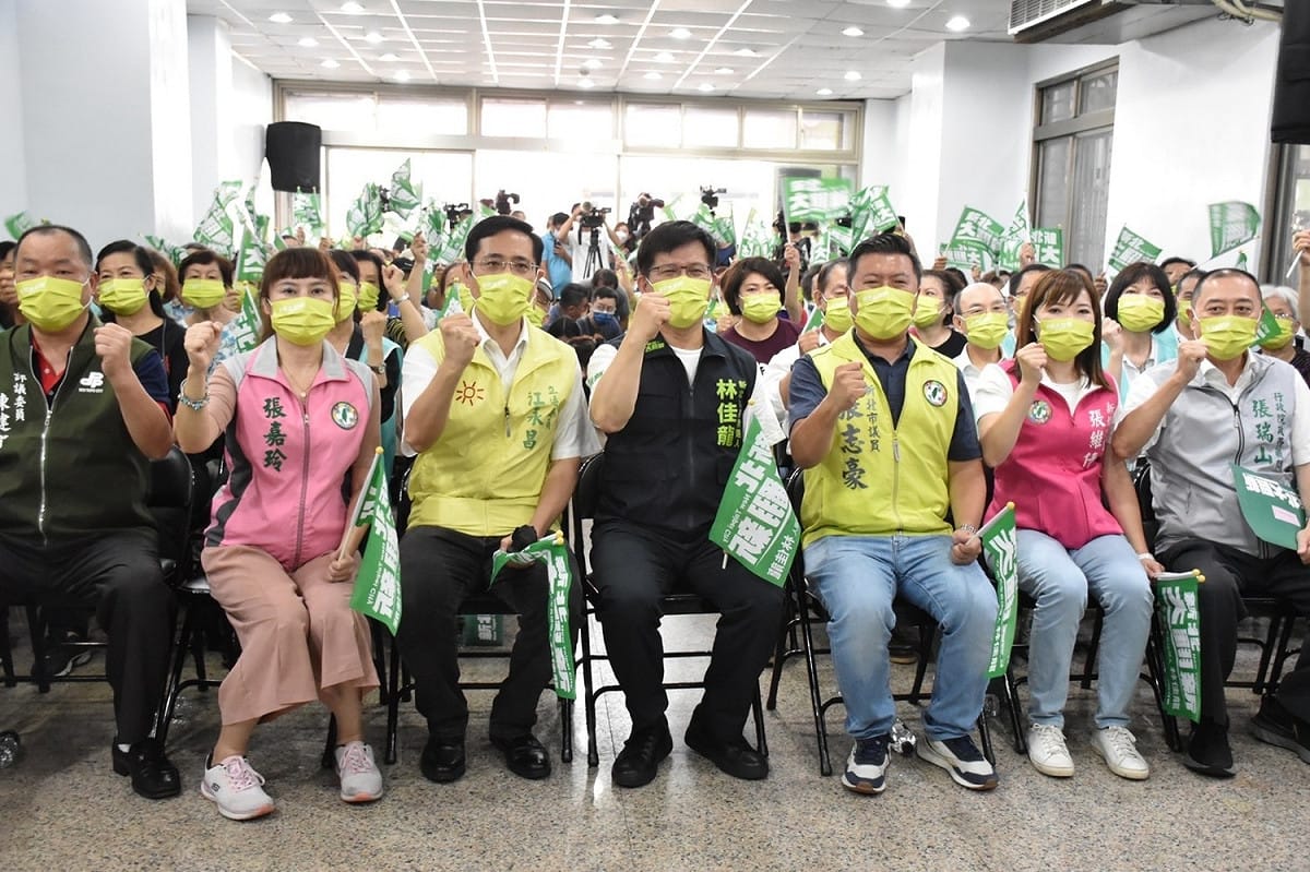 民進黨新北市長參選林佳龍今天設立中和區競選總部，立委江永昌中和區三位市議員參選人張志豪、張維倩、張嘉玲及前議員張瑞山、評委陳建智等人也全程出席，展現中和大團結氣勢。 圖：立委江永昌服務處提供