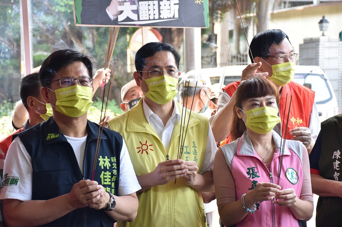 民進黨新北市長參選林佳龍由立委江永昌、市議員參選人張嘉玲等人陪同到福祥宮及和美宮參拜。 圖：立委江永昌服務處提供