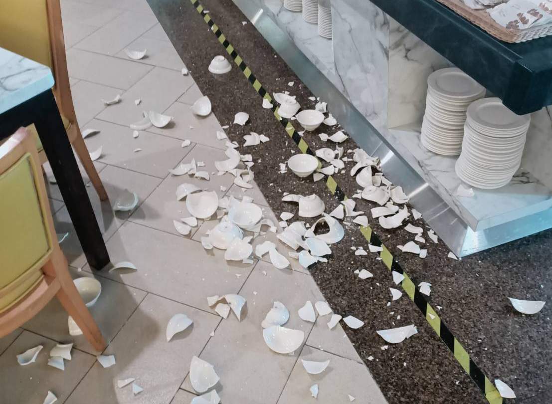 台東地區18日發生6.8強震，嘉義五星級耐斯王子大飯店七樓自助餐廳鍋碗瓢盤掉滿地。 圖：民眾/提供