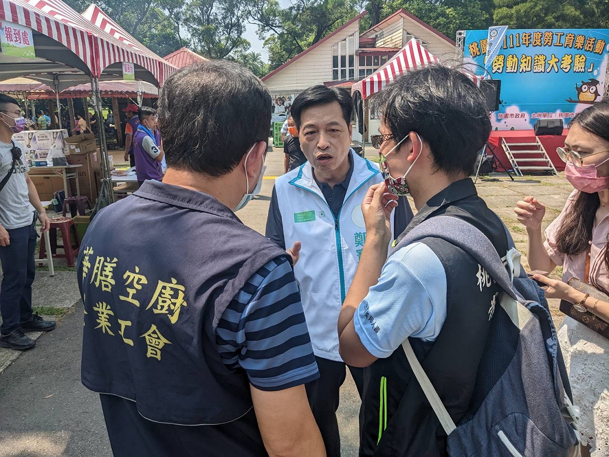 鄭寶清(中)批評鄭運鵬之前支持林智堅抄襲，現在哪裡有資格去指責張善政的抄襲。 圖：鄭寶清競辦／提供